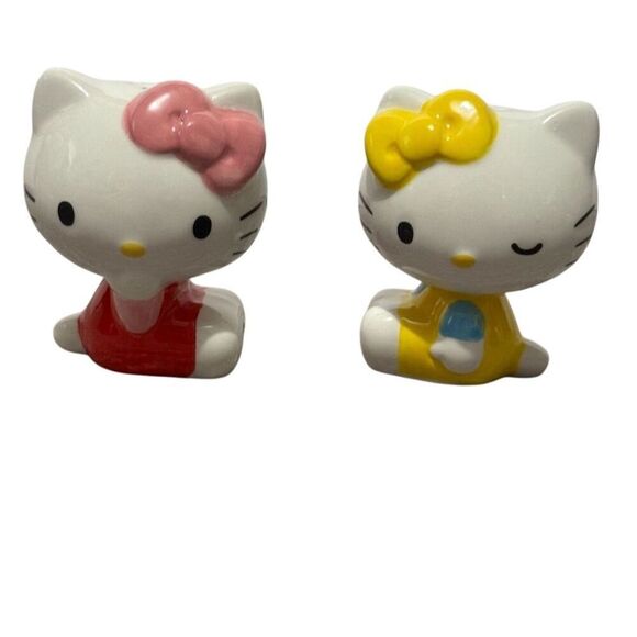 Sanrio Hello Kitty & Mimmy Ceramic Salt and Pepper Shakers - Picture 4 of 6